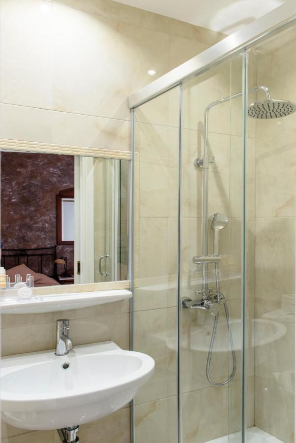 Marble House Hotel *